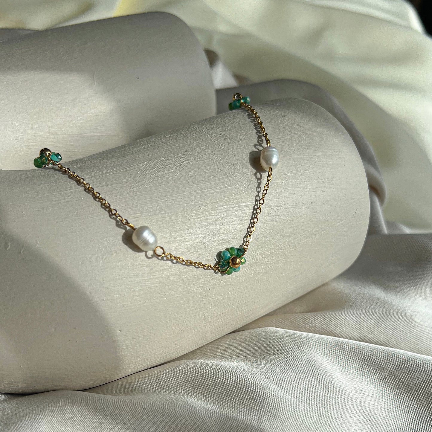 Collier de perles et de fleurs