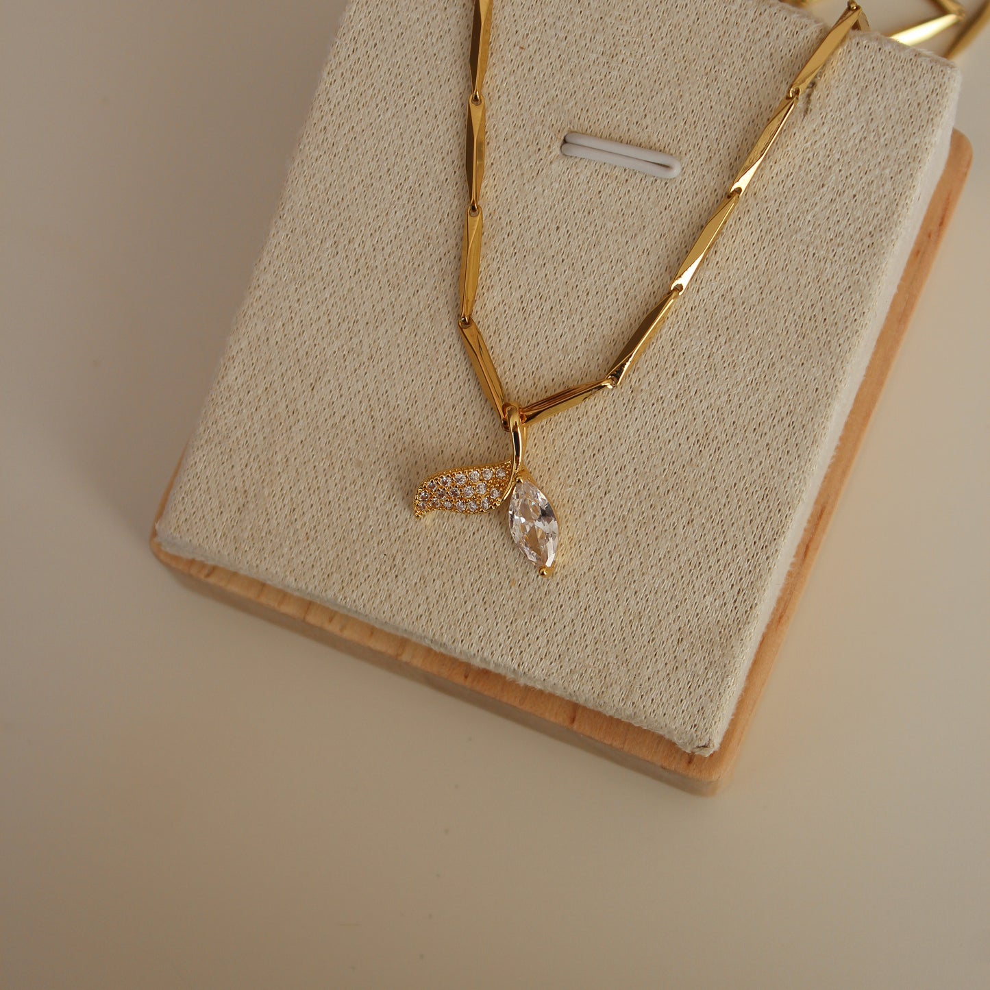 Collier queue de baleine scintillante
