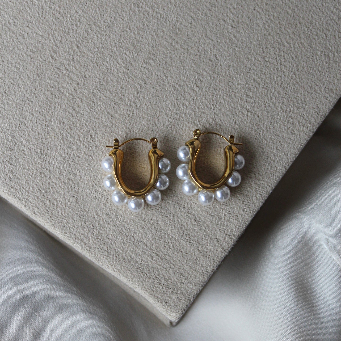 Midi Mara Pearl Hoops