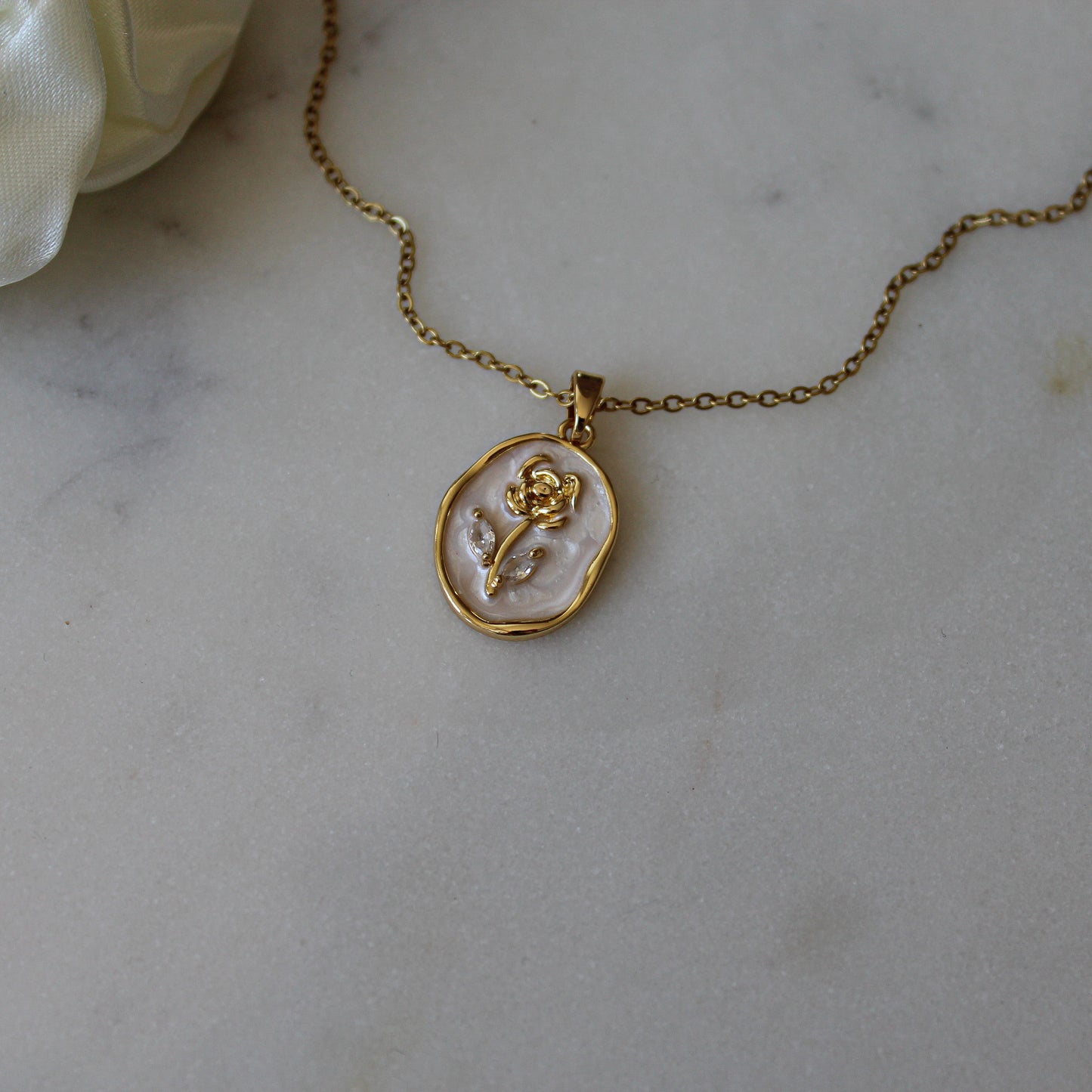 Collier Amulette Rose Blanche