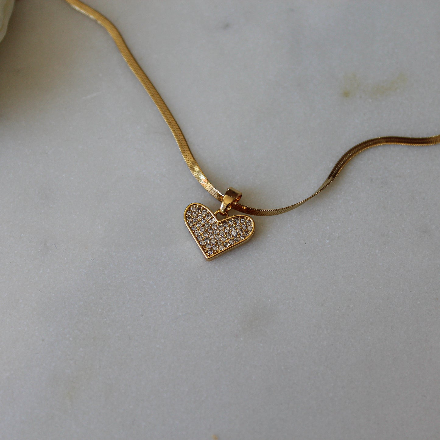 Collier élégant et brillant en forme de cœur