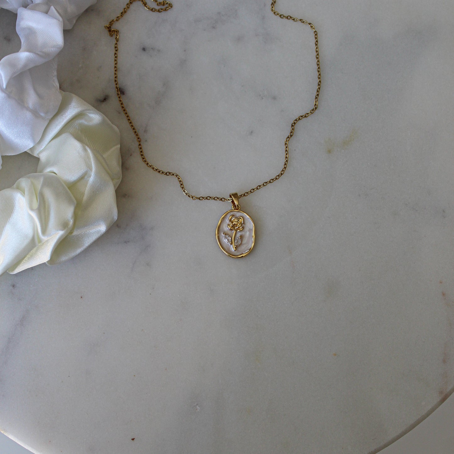 Collier Amulette Rose Blanche