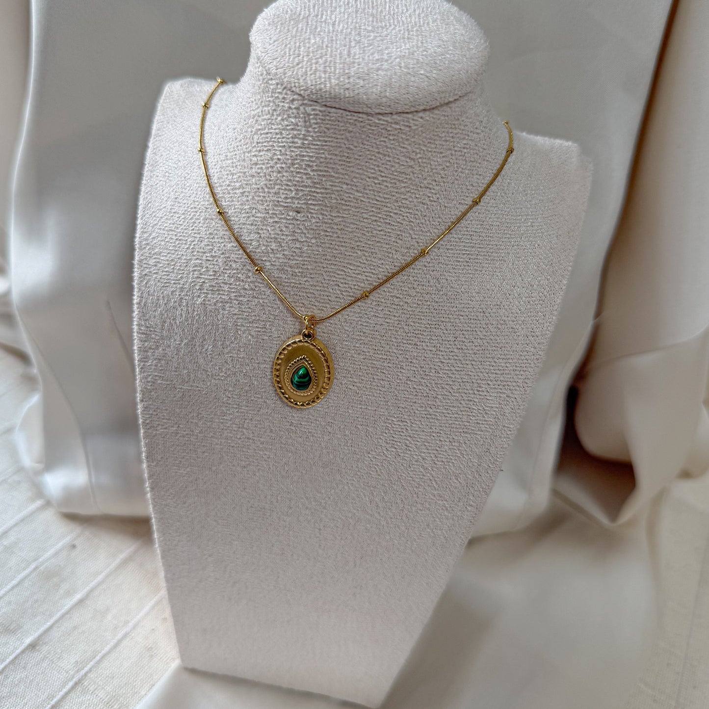 Green Stone Medaillon Kette