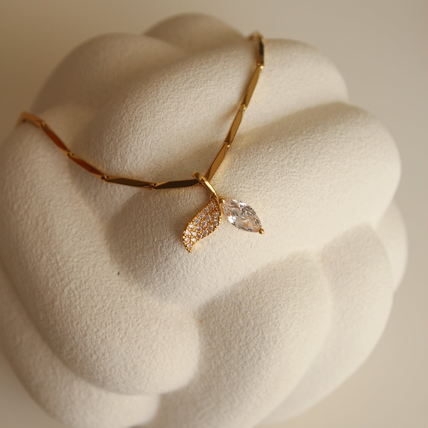 Collier queue de baleine scintillante