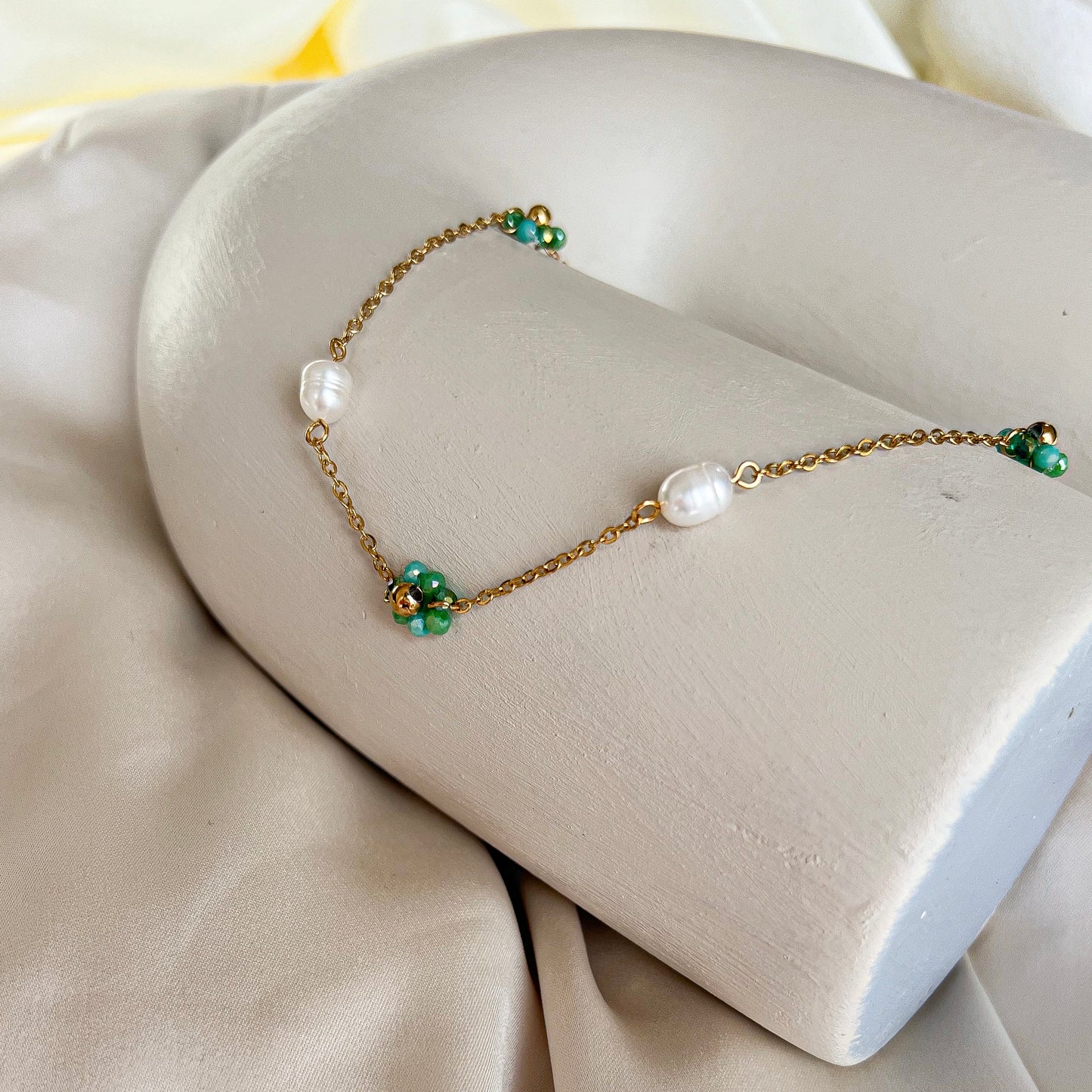 Collier de perles et de fleurs