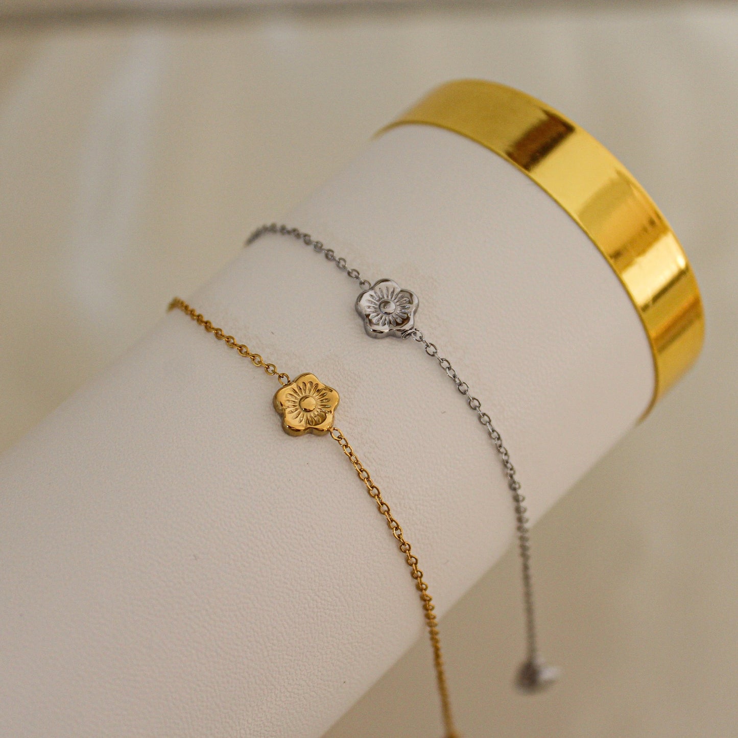 Single Flower Armband Gold