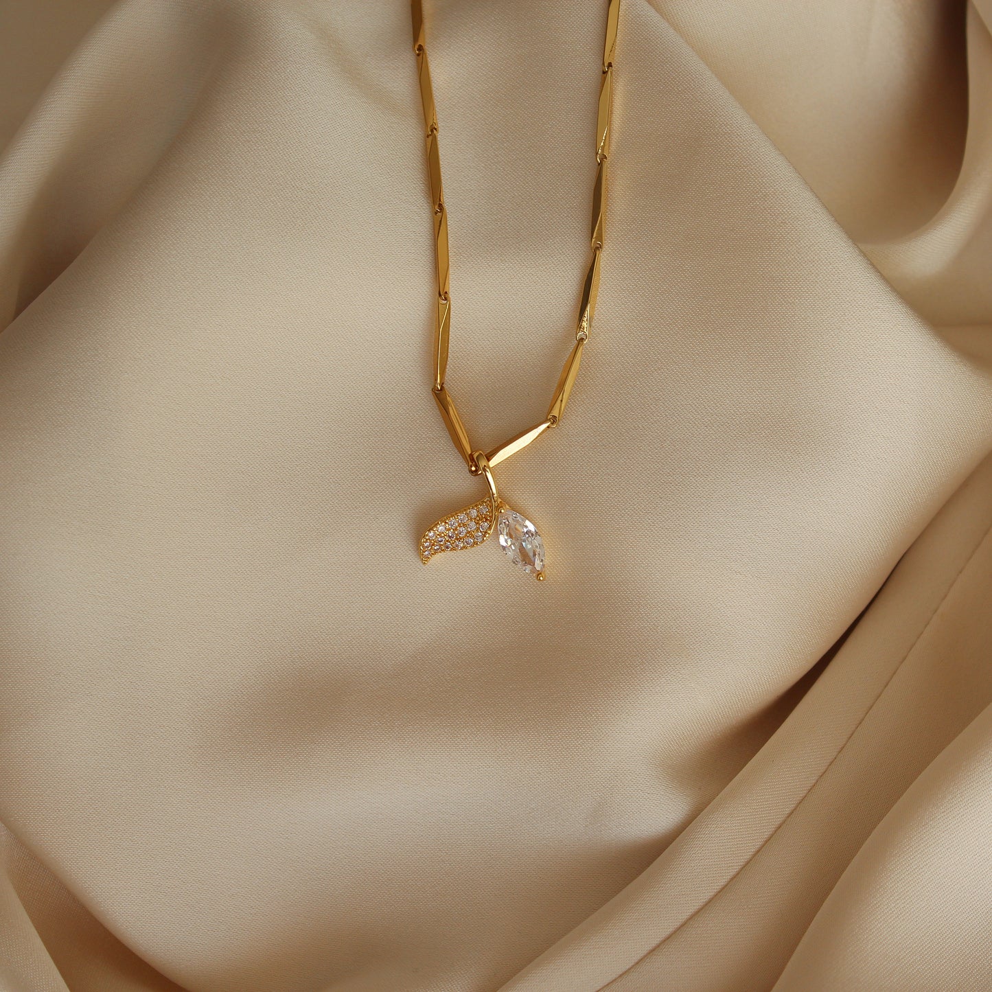 Collier queue de baleine scintillante
