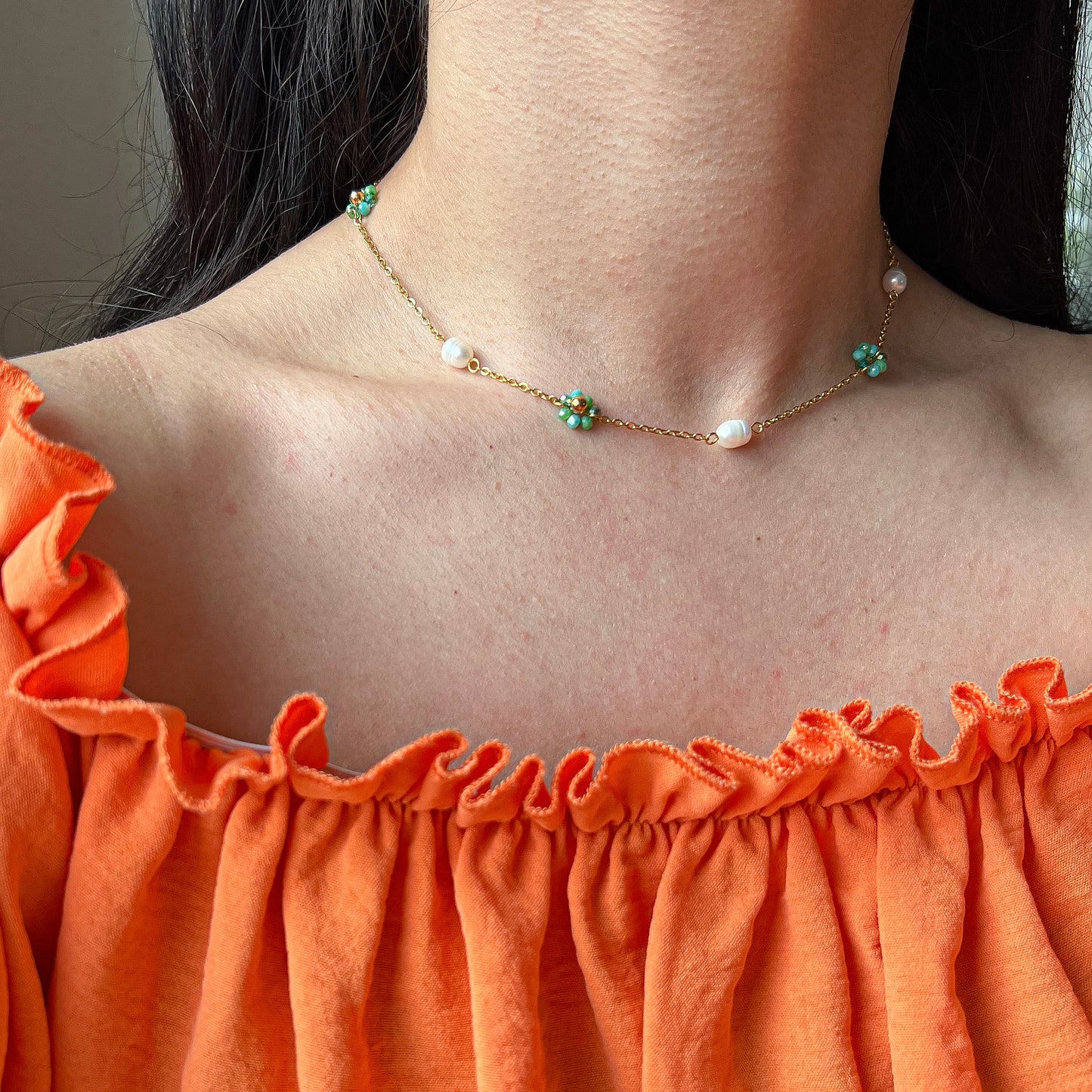 Collier de perles et de fleurs