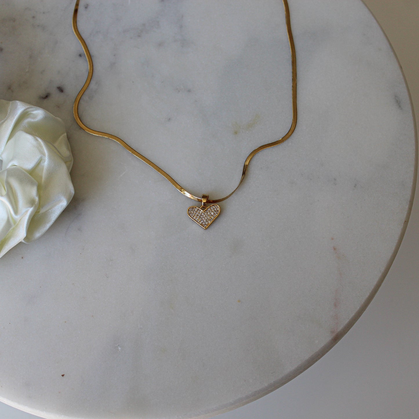 Collier élégant et brillant en forme de cœur