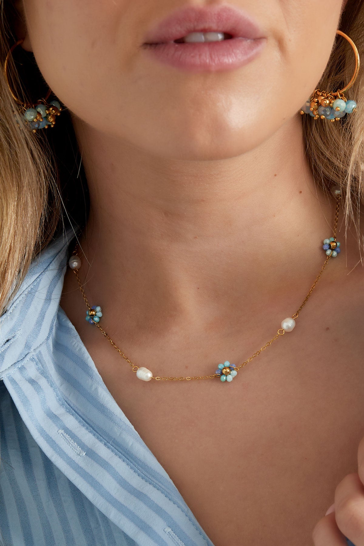 Collier de perles et de fleurs