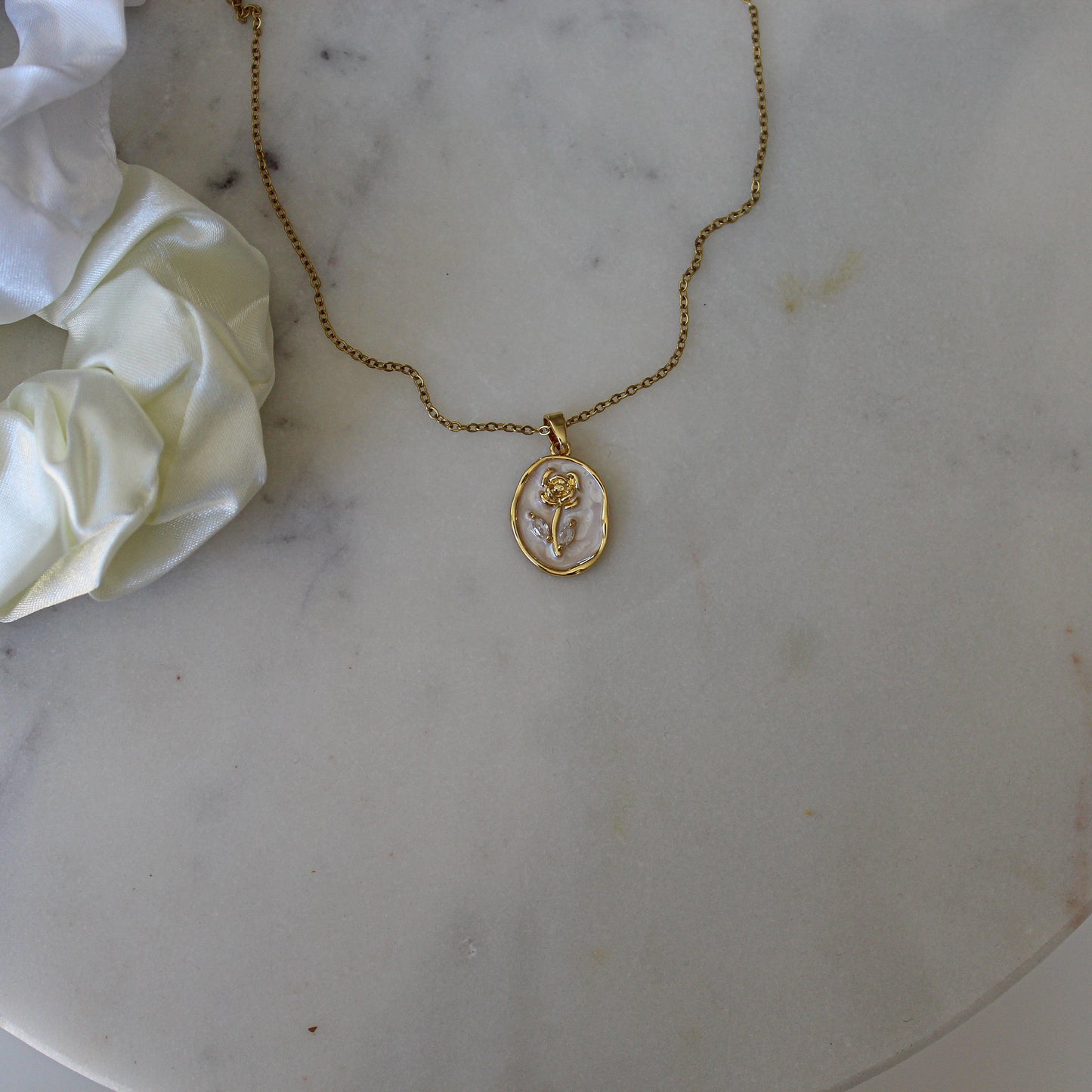 Collier Amulette Rose Blanche