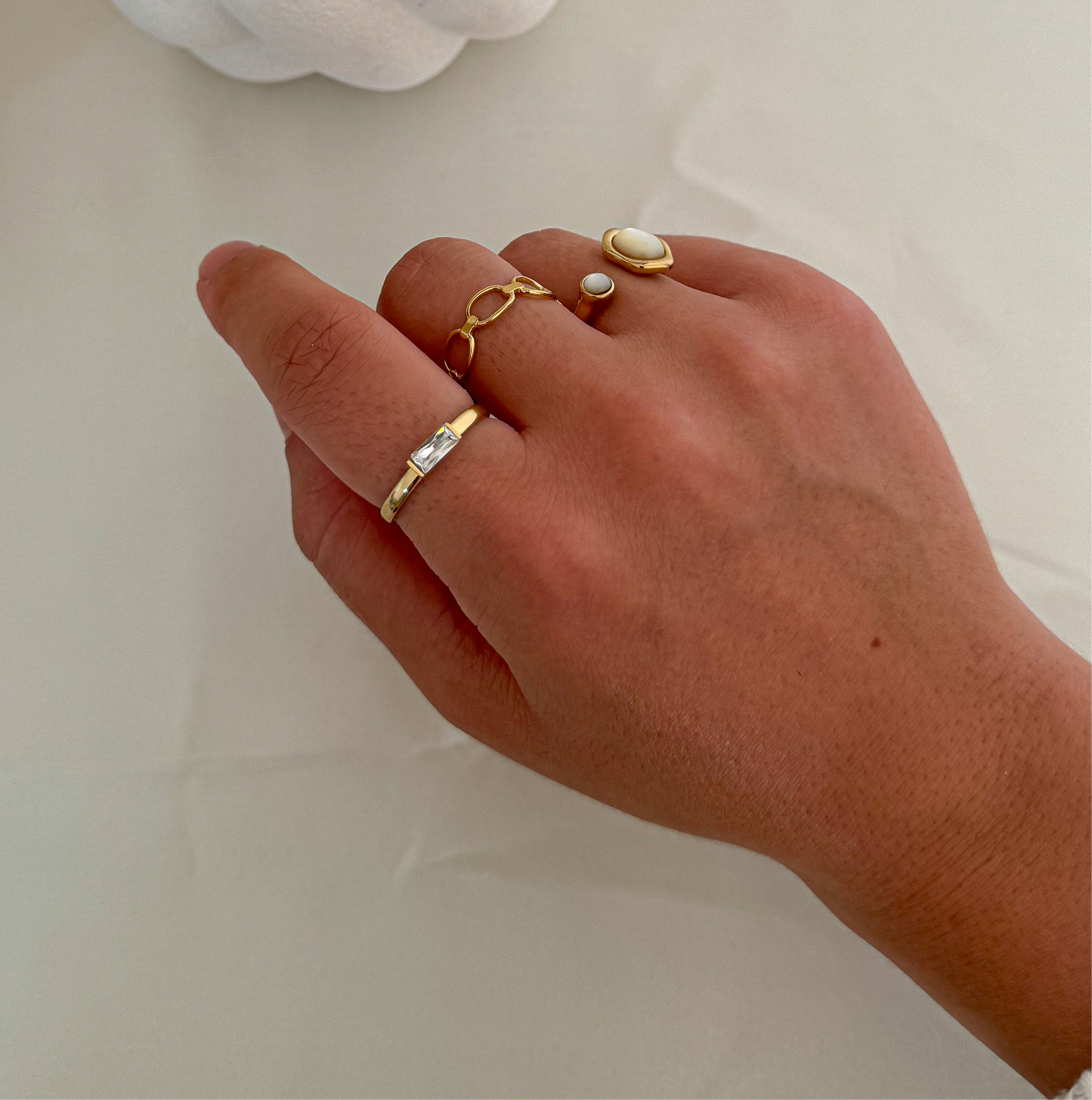 Bague fine en pierre blanche