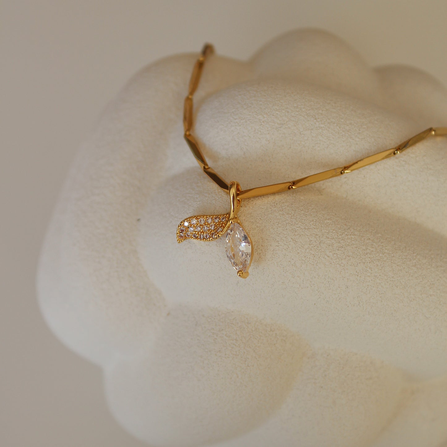 Collier queue de baleine scintillante